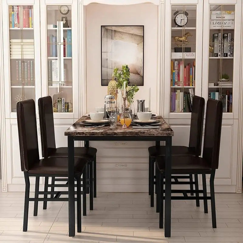 Set da pranzo di 5 pezzi con tavolo effetto marmo e 4 sedie imbottite in pelle PU