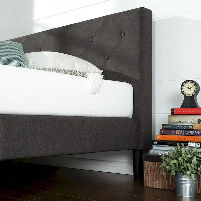 Letto a piattaforma imbottito in grigio scuro con cuciture a diamante
